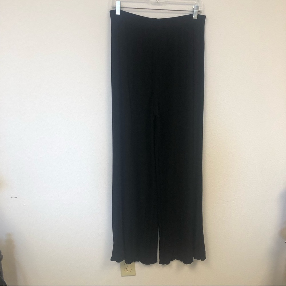 Chicos /Travelers/wide-leg / pants lettuce leaf bottom / Black /size 2 Reg